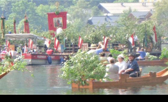 Hallstatt : Landeshauptmann Mag. Thomas Stelzer bei Fronleichnams - Seeprozession bei schönstem Frühlingswetter.