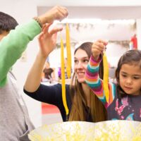 Kerzenziehen in der Krypta des Mariendoms