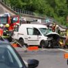 Mann nach Unfall auf der B140 in Grünburg in Kleintransporter eingeklemmt