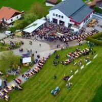 Traditionelles Maibaum stellen der Zeche Michlbach