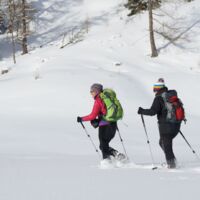 Mit den Schneeschuhen durch die weiße Winterlandschaft wandern